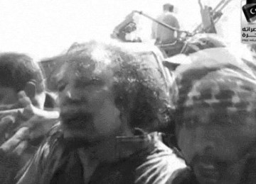 Muammar Qaddafi Saat Ditangkap Dipoto Oleh Saksi Mata Dengan Handphone